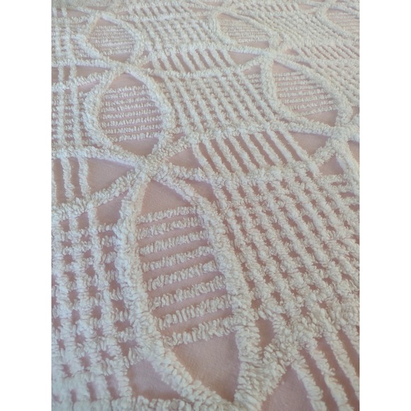 Vtg Chenille Bedspread Baby Pink White Wedding Ring Fringe MCM 50s 60s 74x98 - Picture 2 of 11